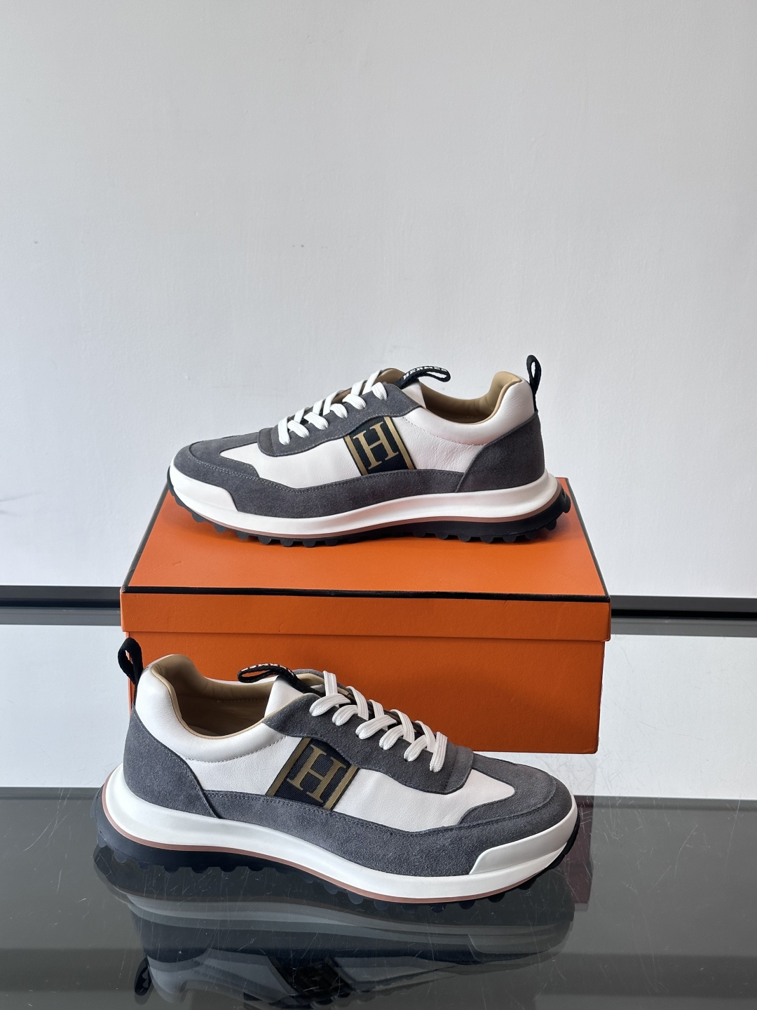 爱马仕Hugo系列厚底运动鞋，拼色设计，麂皮+牛皮材质，质感细腻又耐用。侧面“H”标志超有辨识度，厚底橡