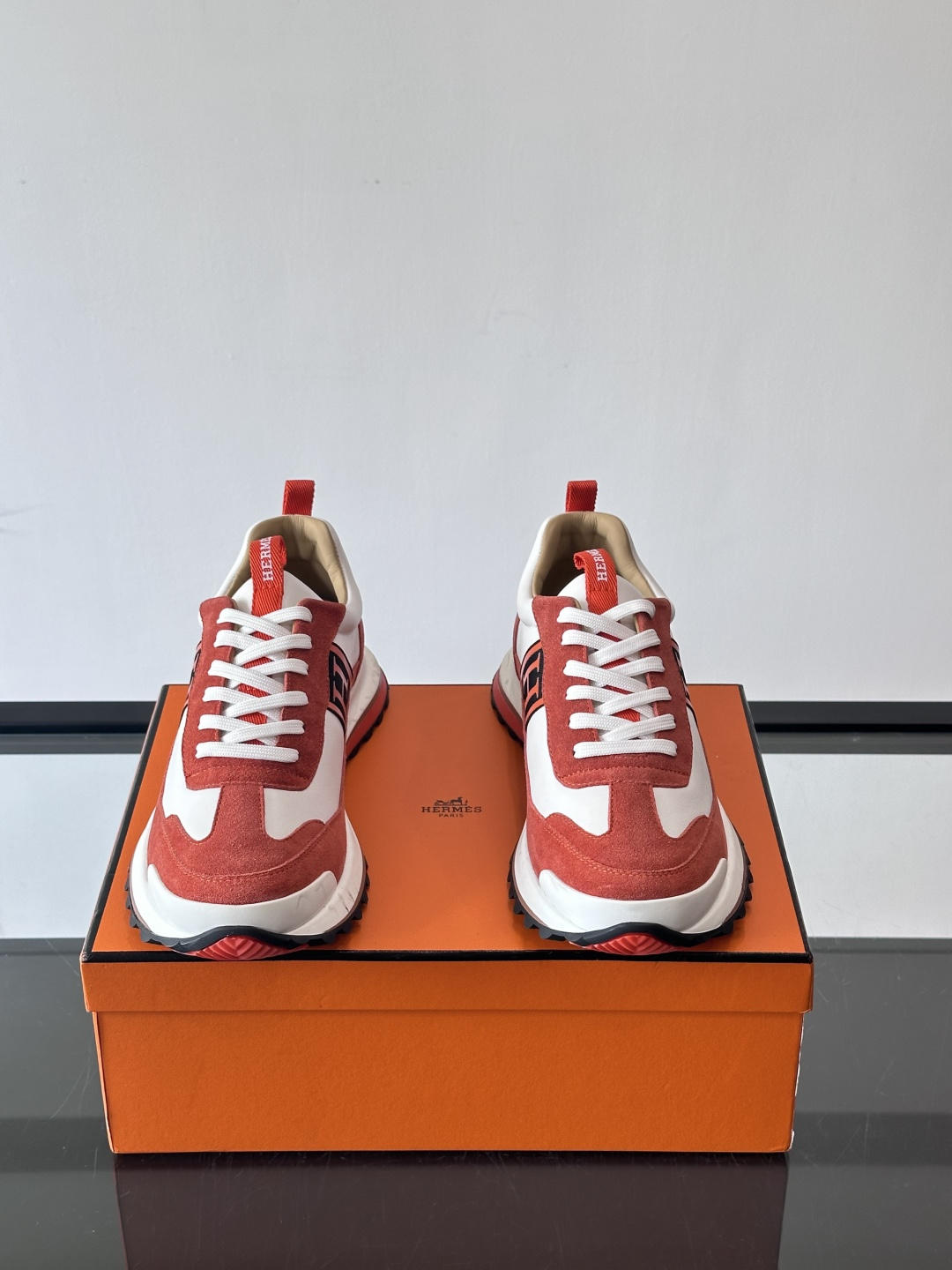 爱马仕Hugo系列厚底运动鞋，拼色设计，麂皮+牛皮材质，质感细腻又耐用。侧面“H”标志超有辨识度，厚底橡