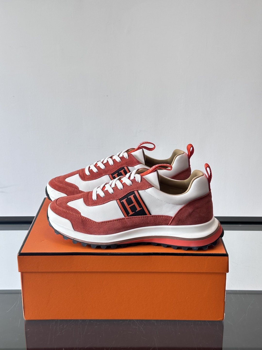 爱马仕Hugo系列厚底运动鞋，拼色设计，麂皮+牛皮材质，质感细腻又耐用。侧面“H”标志超有辨识度，厚底橡