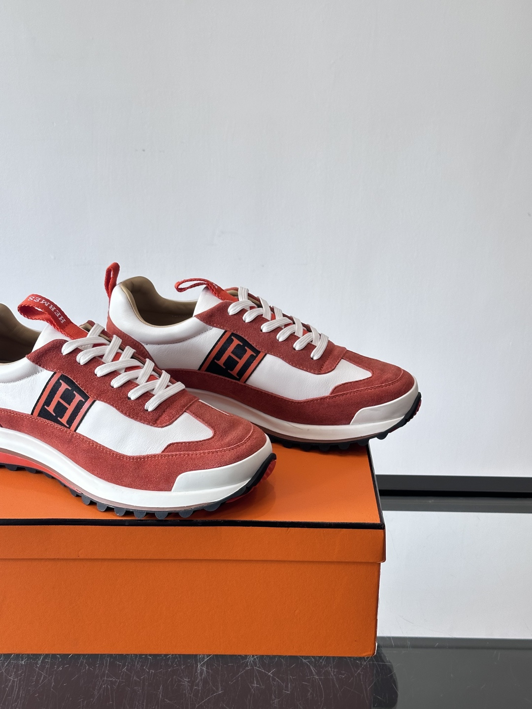爱马仕Hugo系列厚底运动鞋，拼色设计，麂皮+牛皮材质，质感细腻又耐用。侧面“H”标志超有辨识度，厚底橡
