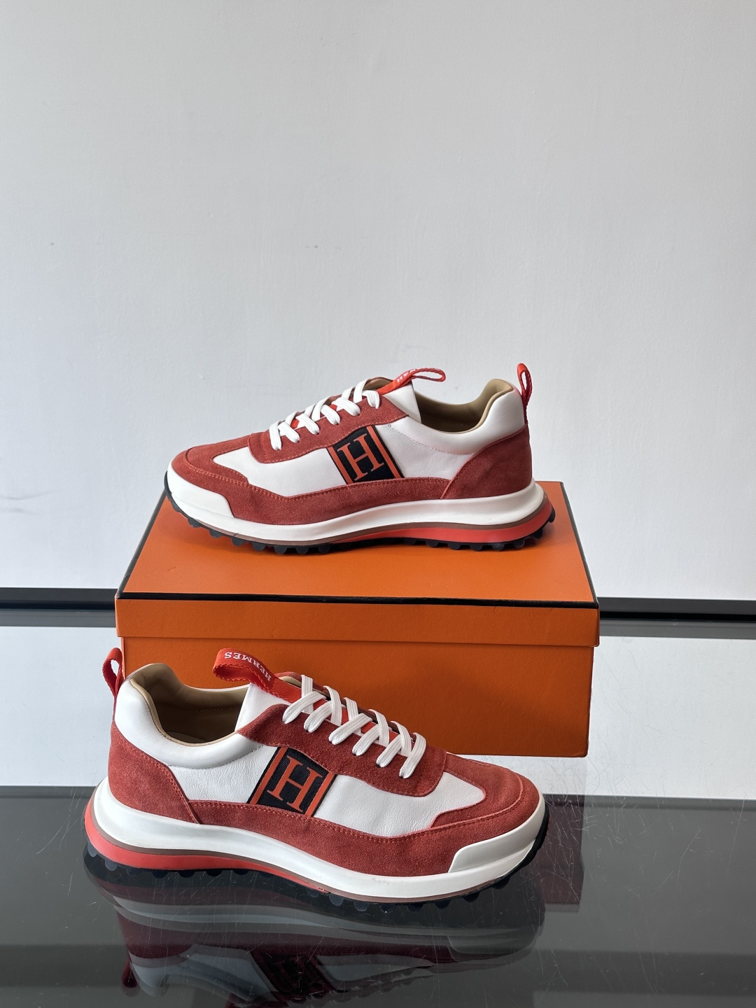 爱马仕Hugo系列厚底运动鞋，拼色设计，麂皮+牛皮材质，质感细腻又耐用。侧面“H”标志超有辨识度，厚底橡