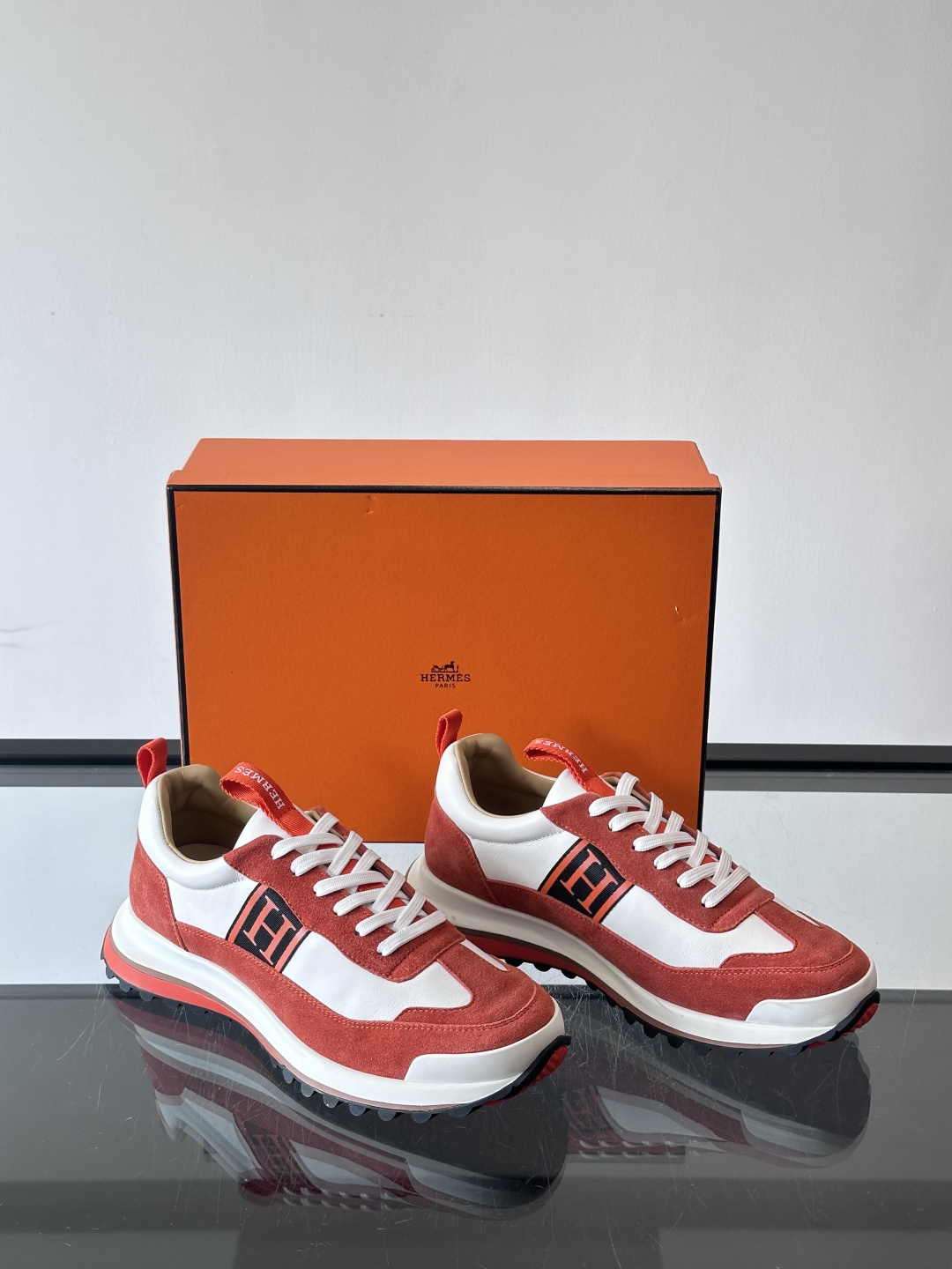 爱马仕Hugo系列厚底运动鞋，拼色设计，麂皮+牛皮材质，质感细腻又耐用。侧面“H”标志超有辨识度，厚底橡
