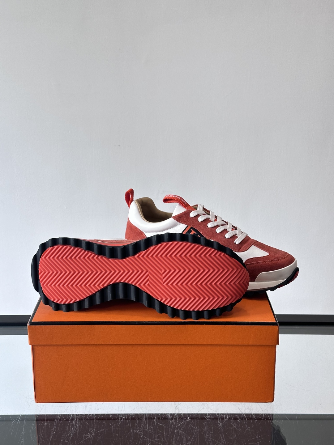 爱马仕Hugo系列厚底运动鞋，拼色设计，麂皮+牛皮材质，质感细腻又耐用。侧面“H”标志超有辨识度，厚底橡