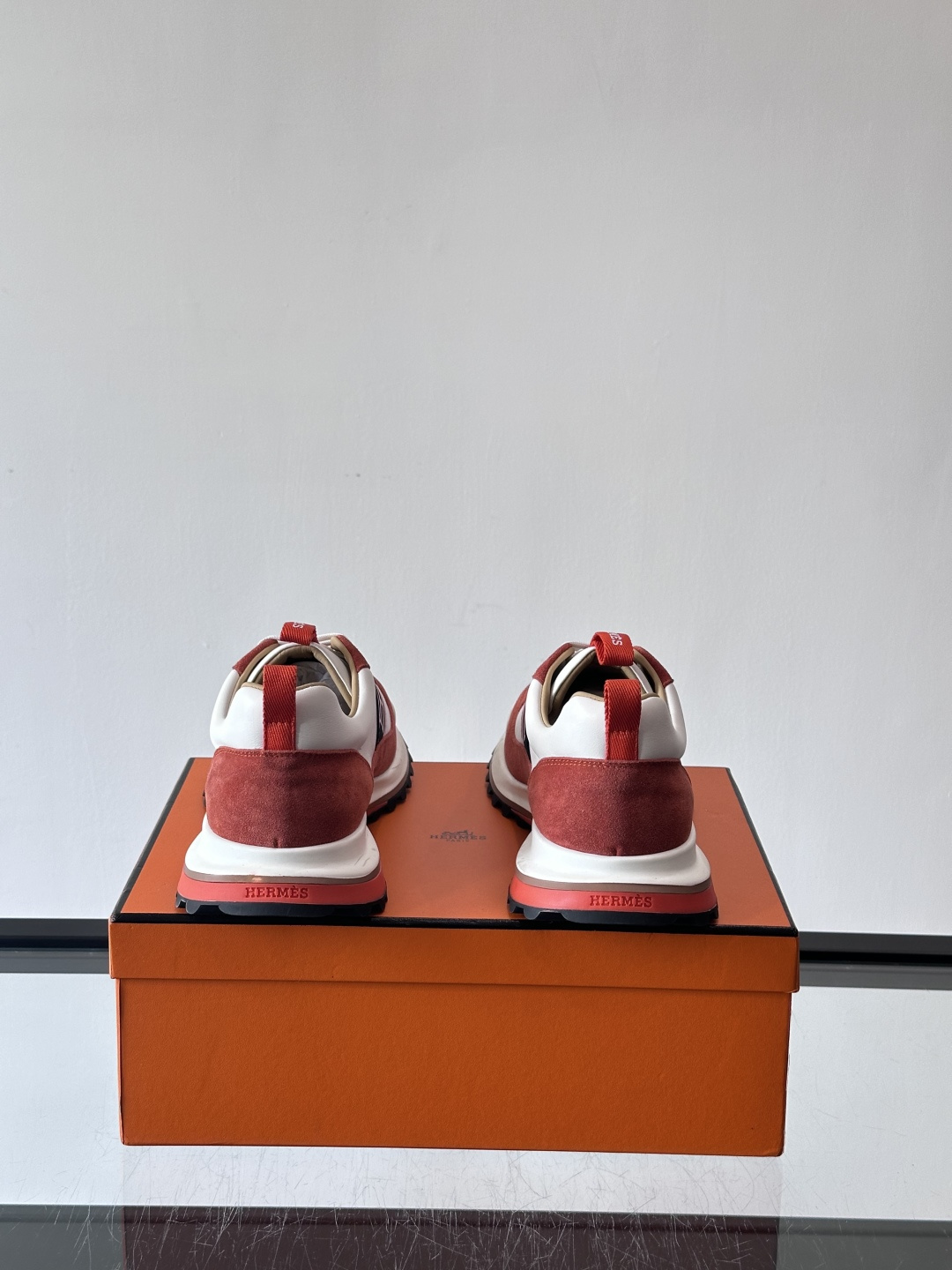 爱马仕Hugo系列厚底运动鞋，拼色设计，麂皮+牛皮材质，质感细腻又耐用。侧面“H”标志超有辨识度，厚底橡