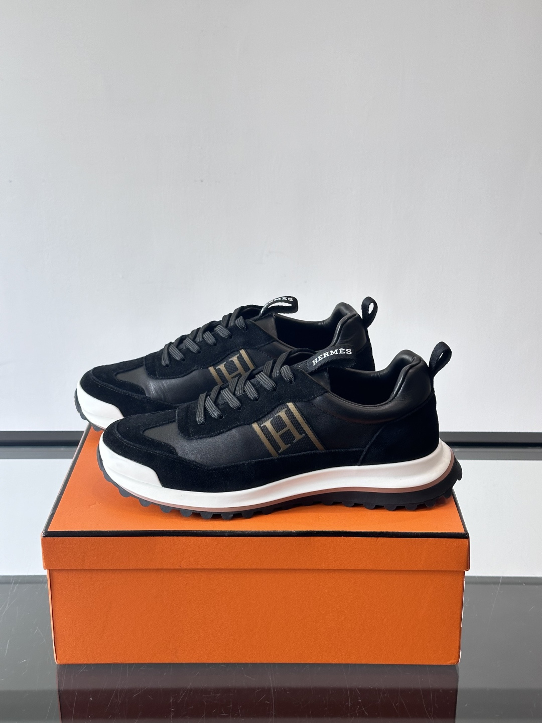 爱马仕Hugo系列厚底运动鞋，拼色设计，麂皮+牛皮材质，质感细腻又耐用。侧面“H”标志超有辨识度，厚底橡