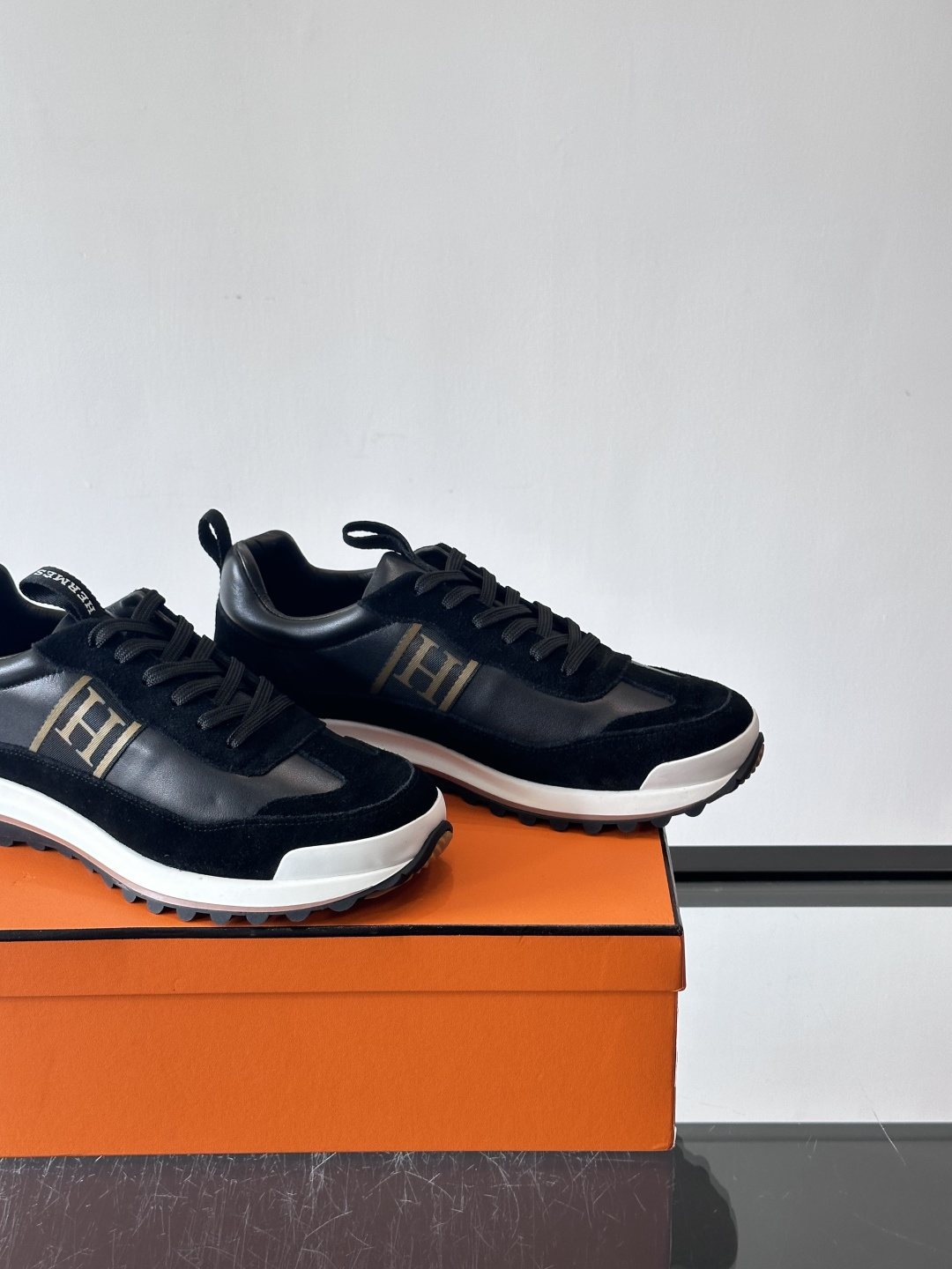 爱马仕Hugo系列厚底运动鞋，拼色设计，麂皮+牛皮材质，质感细腻又耐用。侧面“H”标志超有辨识度，厚底橡