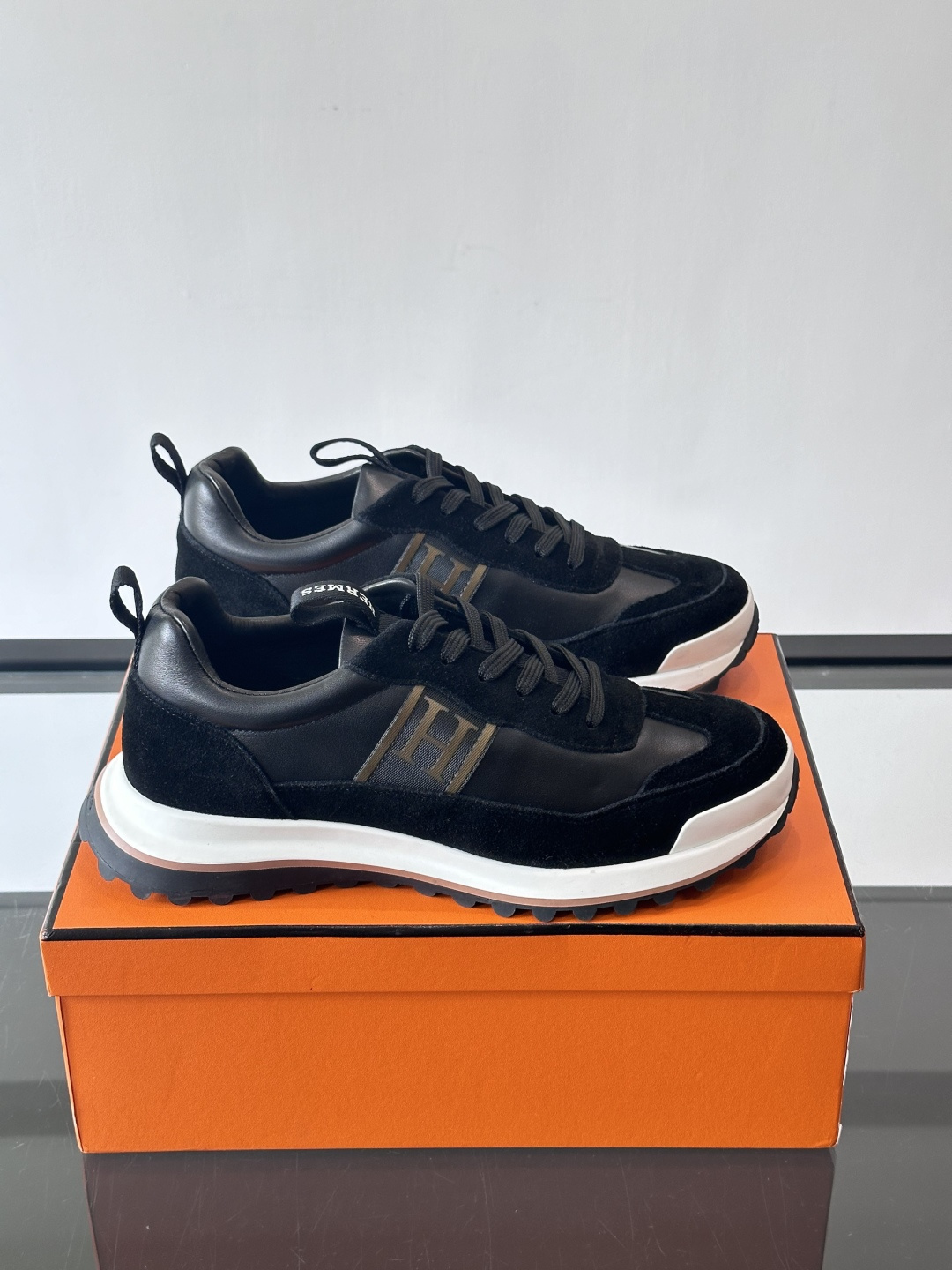 爱马仕Hugo系列厚底运动鞋，拼色设计，麂皮+牛皮材质，质感细腻又耐用。侧面“H”标志超有辨识度，厚底橡