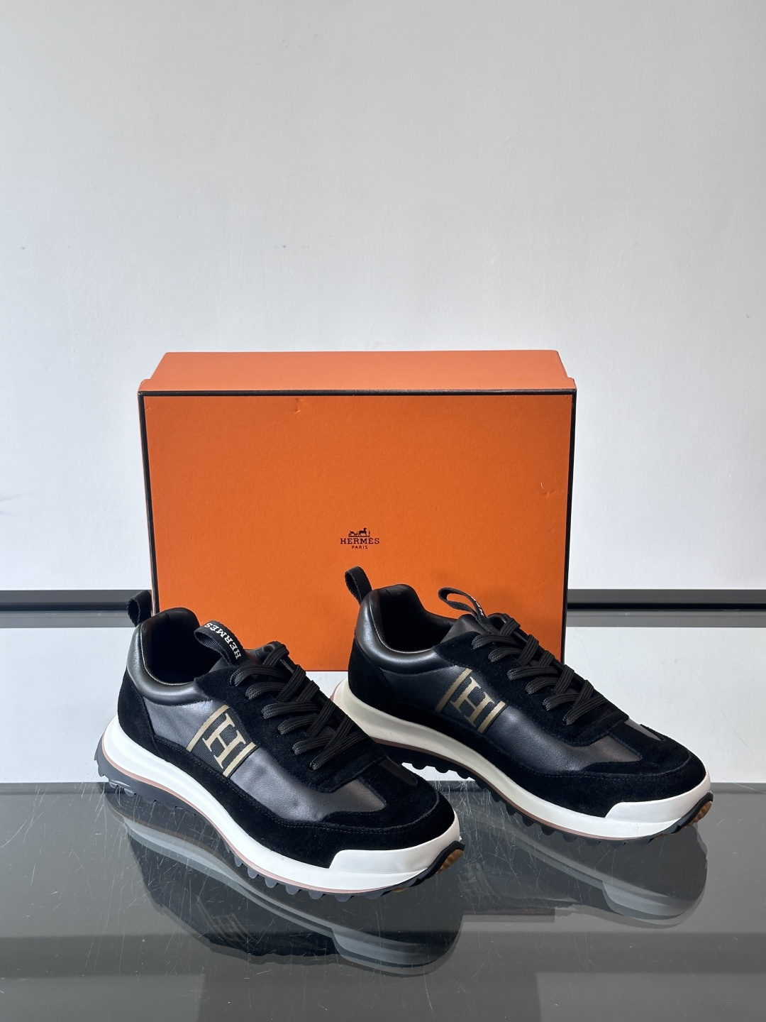 爱马仕Hugo系列厚底运动鞋，拼色设计，麂皮+牛皮材质，质感细腻又耐用。侧面“H”标志超有辨识度，厚底橡
