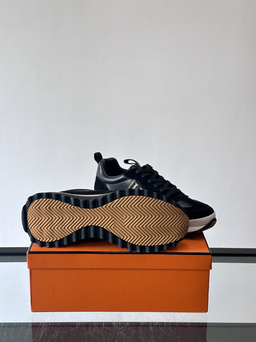 爱马仕Hugo系列厚底运动鞋，拼色设计，麂皮+牛皮材质，质感细腻又耐用。侧面“H”标志超有辨识度，厚底橡