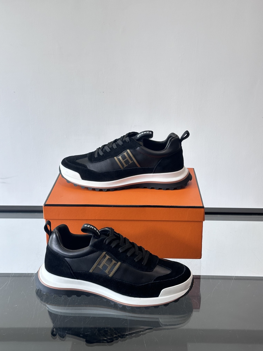 爱马仕Hugo系列厚底运动鞋，拼色设计，麂皮+牛皮材质，质感细腻又耐用。侧面“H”标志超有辨识度，厚底橡