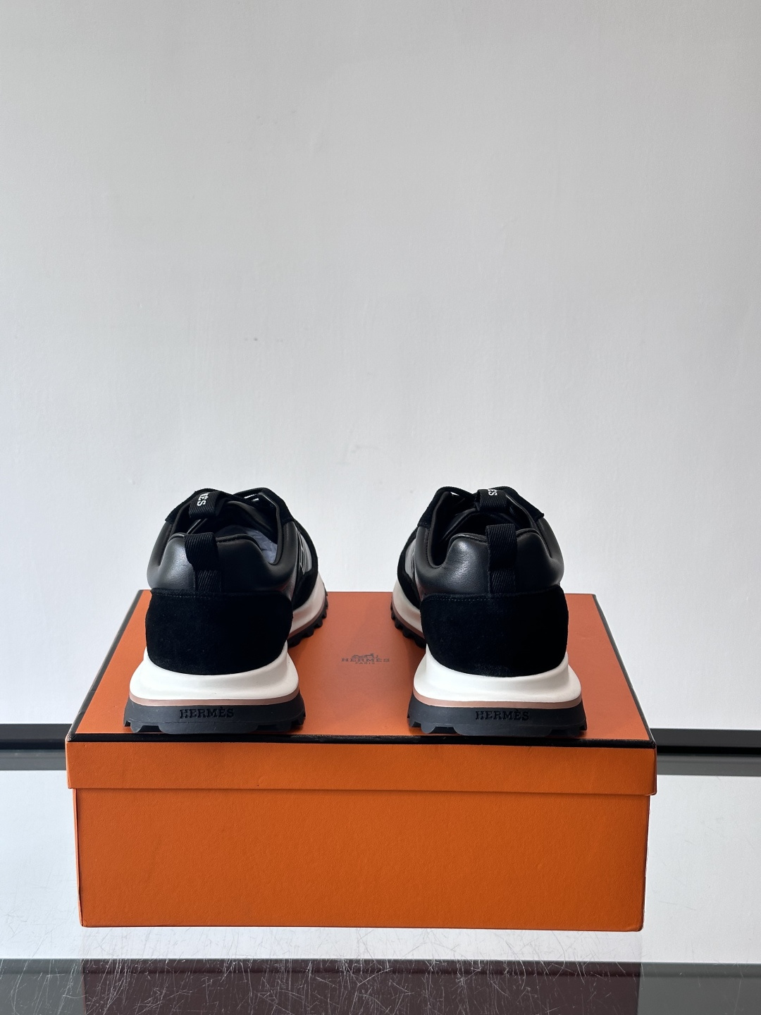 爱马仕Hugo系列厚底运动鞋，拼色设计，麂皮+牛皮材质，质感细腻又耐用。侧面“H”标志超有辨识度，厚底橡