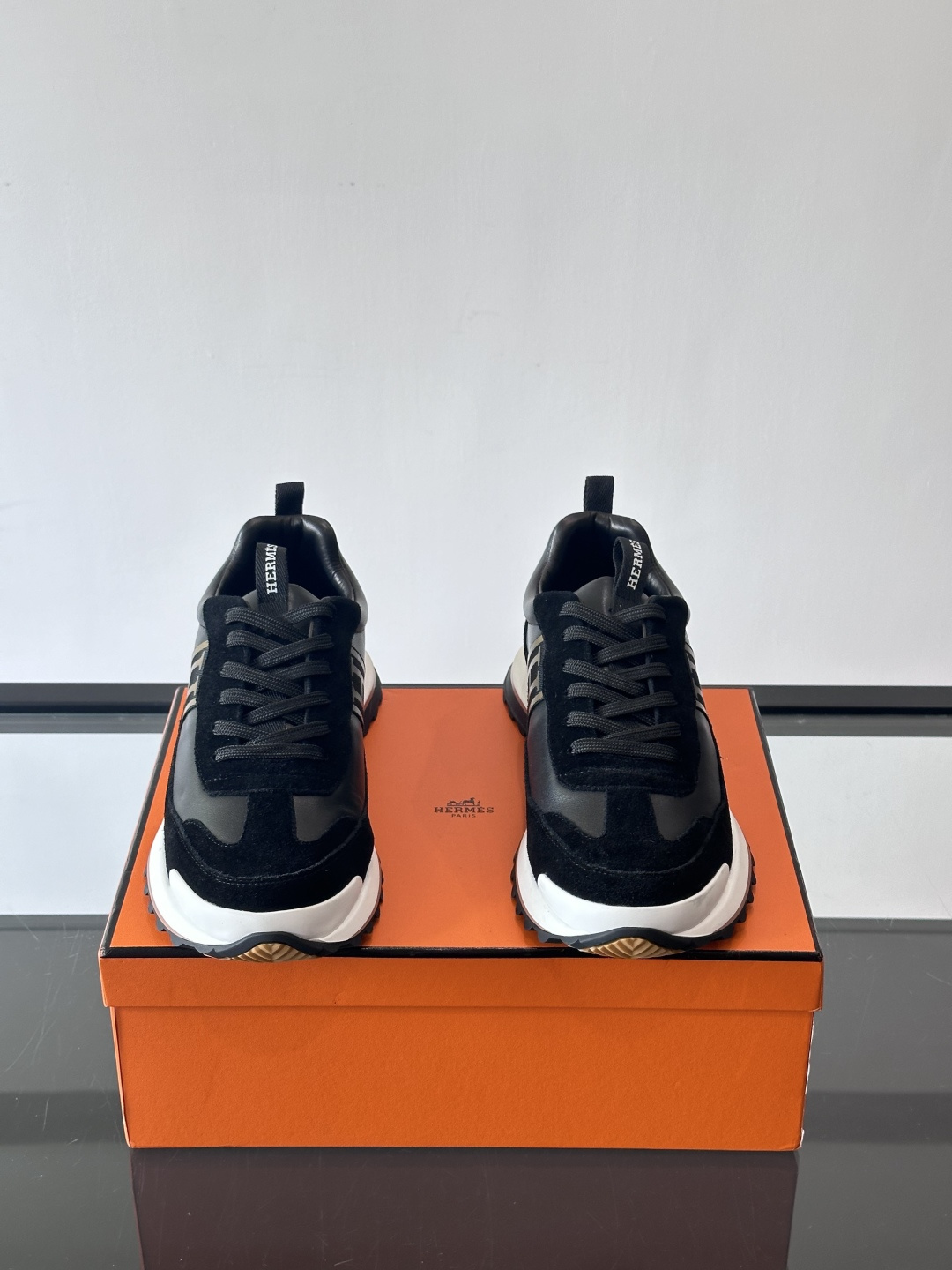 爱马仕Hugo系列厚底运动鞋，拼色设计，麂皮+牛皮材质，质感细腻又耐用。侧面“H”标志超有辨识度，厚底橡