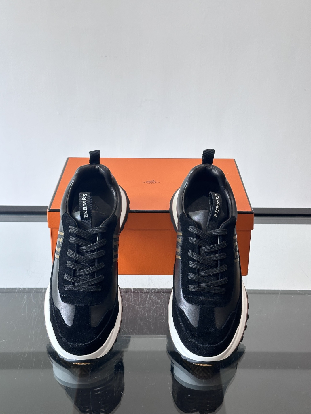 爱马仕Hugo系列厚底运动鞋，拼色设计，麂皮+牛皮材质，质感细腻又耐用。侧面“H”标志超有辨识度，厚底橡
