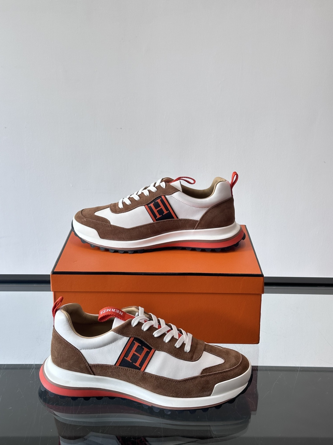 爱马仕Hugo系列厚底运动鞋，拼色设计，麂皮+牛皮材质，质感细腻又耐用。侧面“H”标志超有辨识度，厚底橡