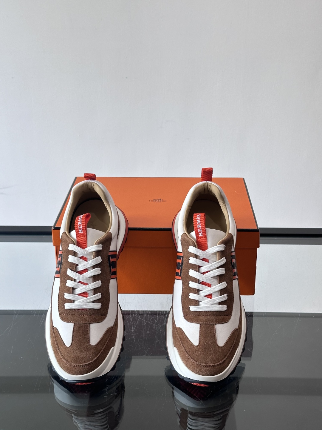 爱马仕Hugo系列厚底运动鞋，拼色设计，麂皮+牛皮材质，质感细腻又耐用。侧面“H”标志超有辨识度，厚底橡