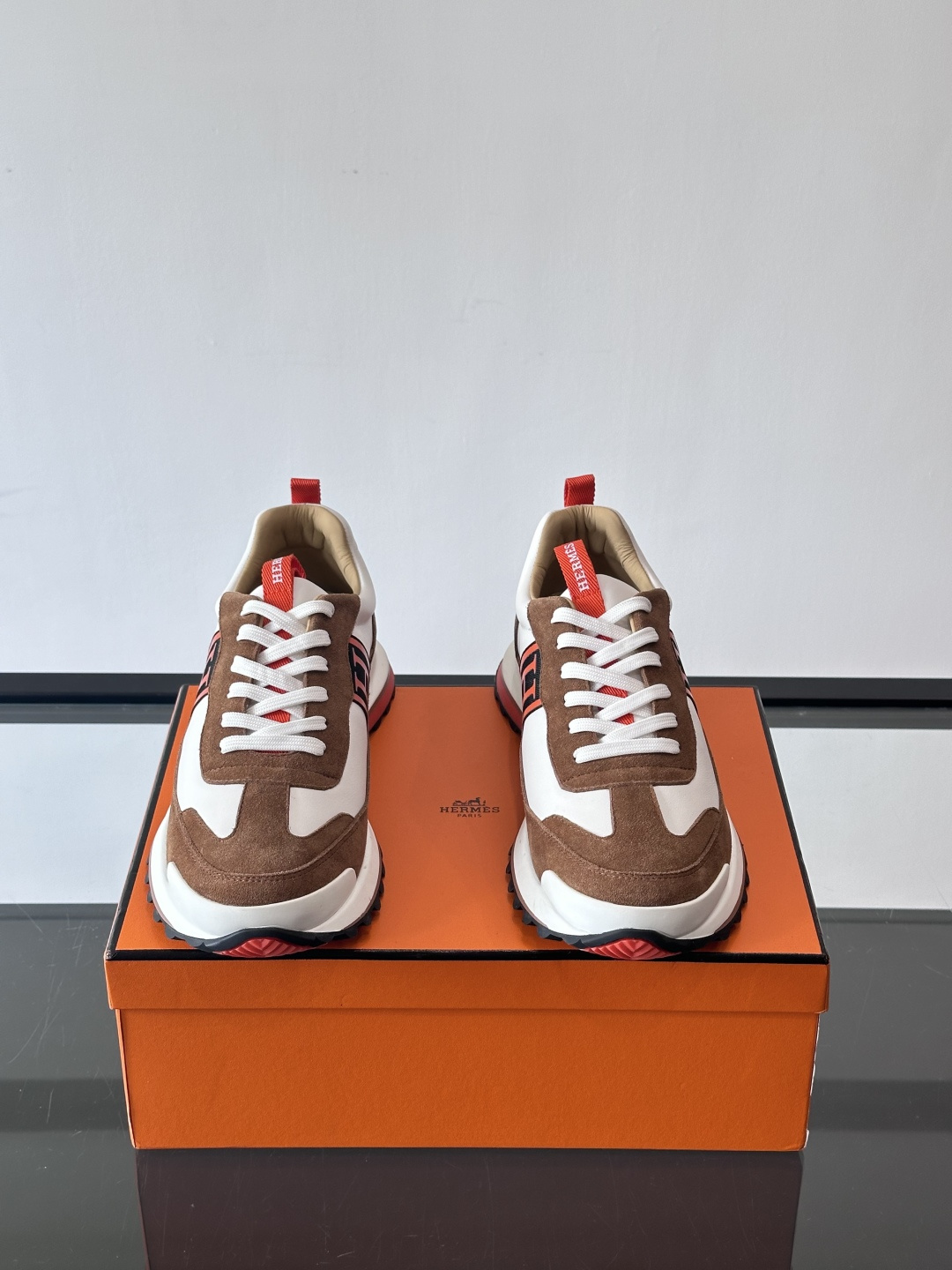 爱马仕Hugo系列厚底运动鞋，拼色设计，麂皮+牛皮材质，质感细腻又耐用。侧面“H”标志超有辨识度，厚底橡