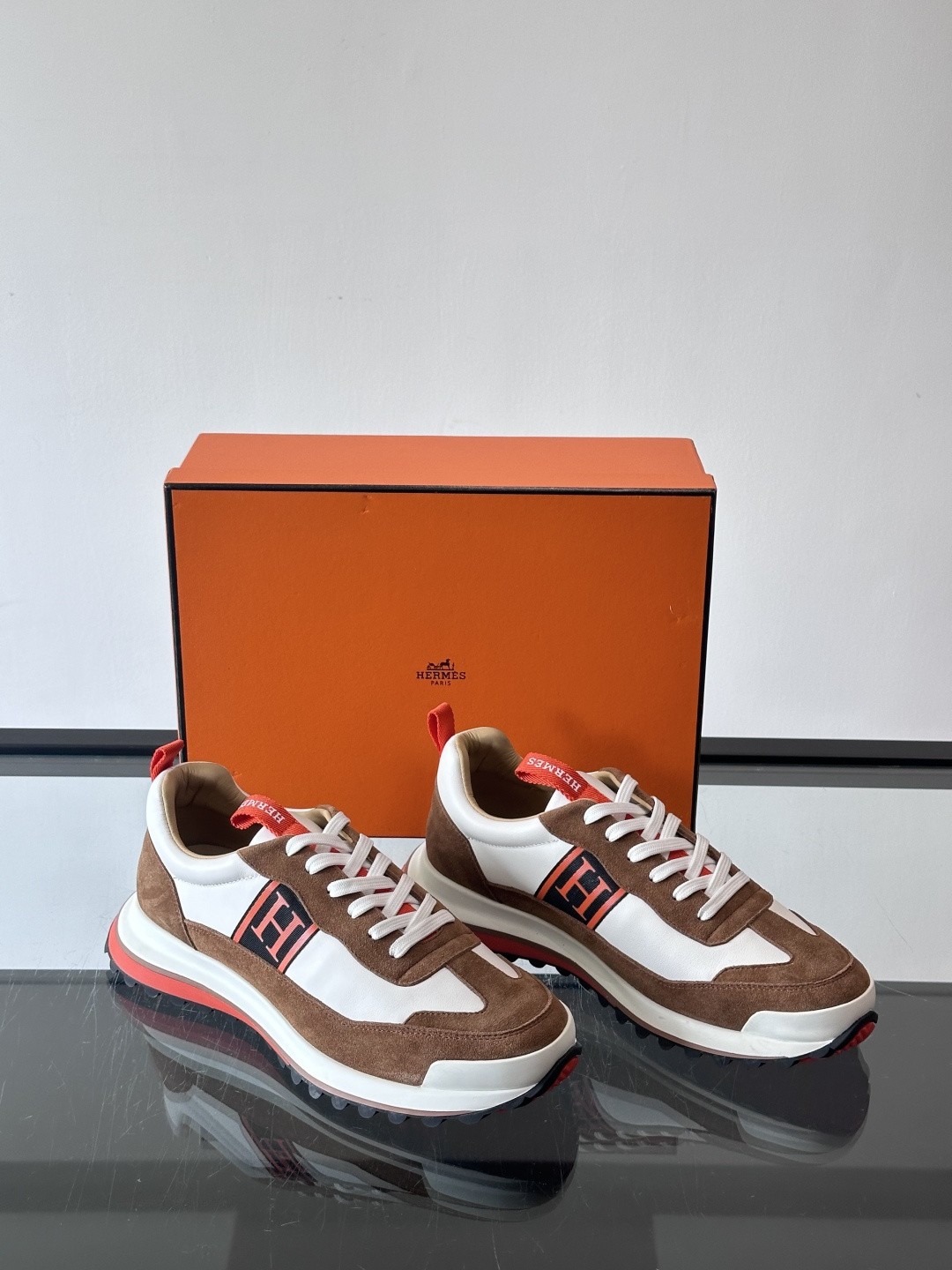 爱马仕Hugo系列厚底运动鞋，拼色设计，麂皮+牛皮材质，质感细腻又耐用。侧面“H”标志超有辨识度，厚底橡