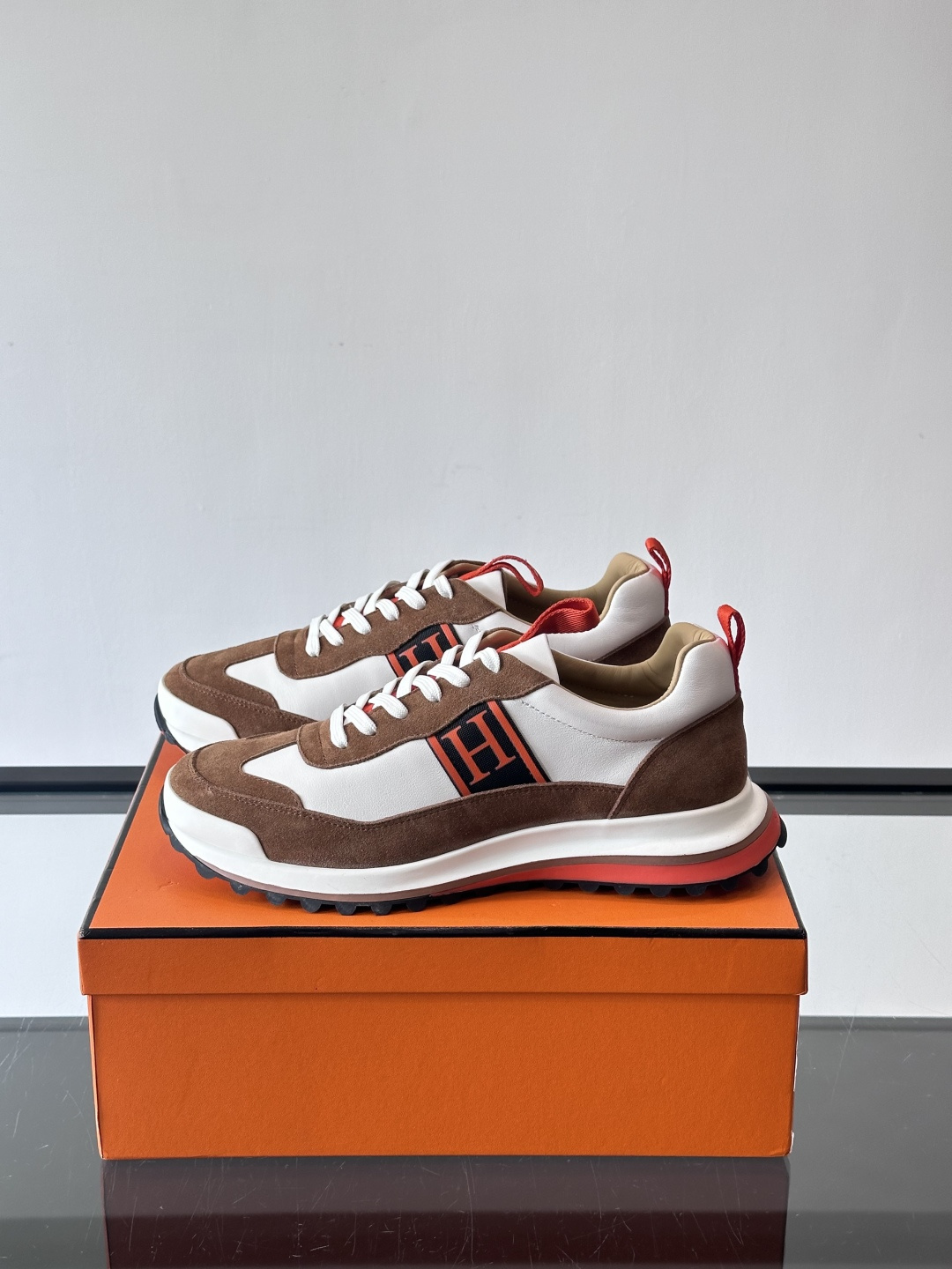 爱马仕Hugo系列厚底运动鞋，拼色设计，麂皮+牛皮材质，质感细腻又耐用。侧面“H”标志超有辨识度，厚底橡