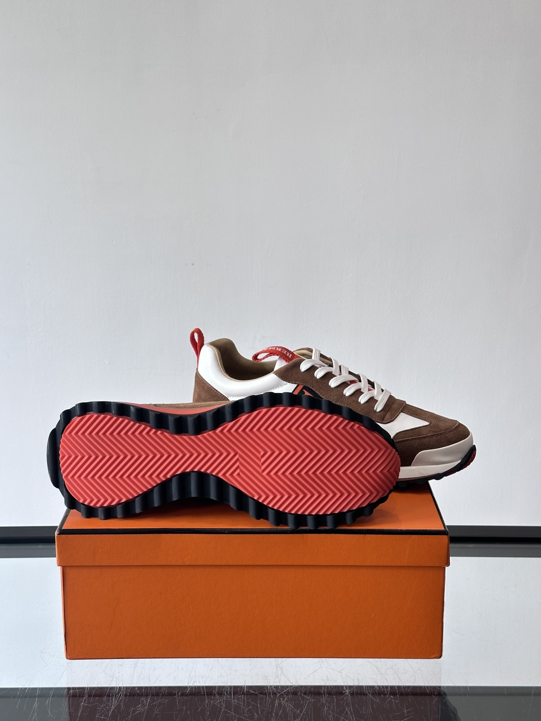 爱马仕Hugo系列厚底运动鞋，拼色设计，麂皮+牛皮材质，质感细腻又耐用。侧面“H”标志超有辨识度，厚底橡