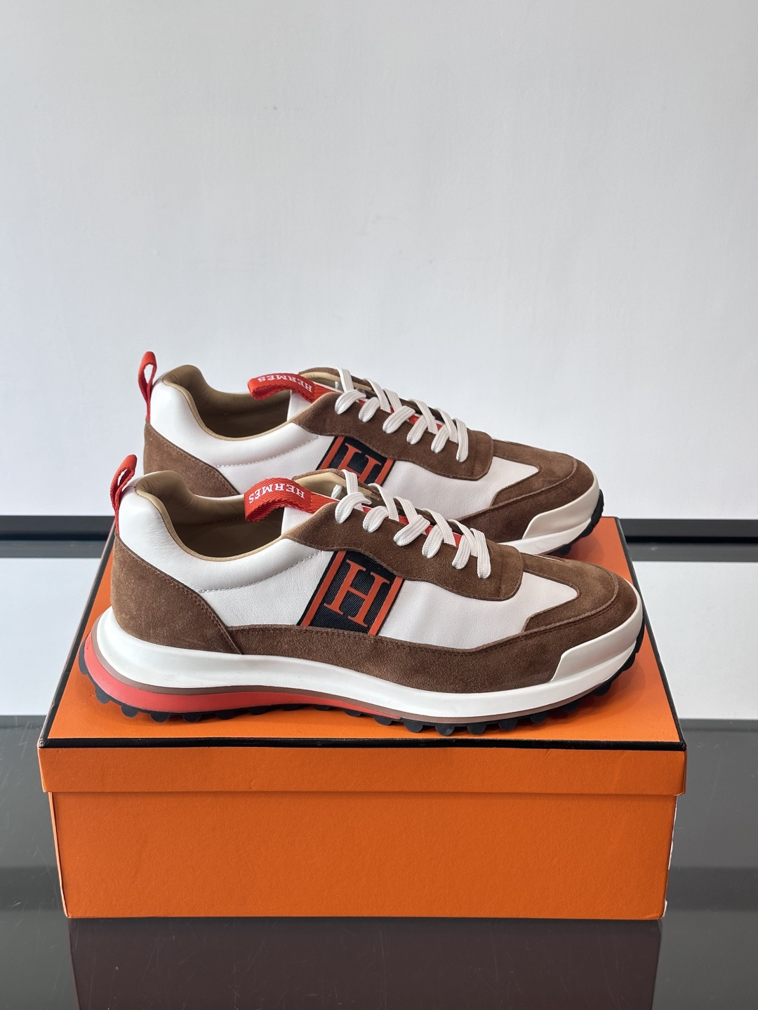 爱马仕Hugo系列厚底运动鞋，拼色设计，麂皮+牛皮材质，质感细腻又耐用。侧面“H”标志超有辨识度，厚底橡