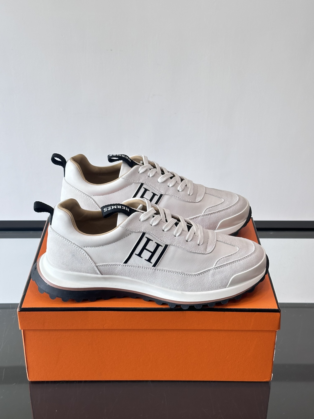 爱马仕Hugo系列厚底运动鞋，拼色设计，麂皮+牛皮材质，质感细腻又耐用。侧面“H”标志超有辨识度，厚底橡