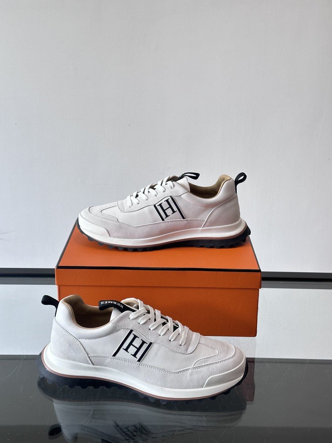 爱马仕Hugo系列厚底运动鞋，拼色设计，麂皮+牛皮材质，质感细腻又耐用。侧面“H”标志超有辨识度，厚底橡