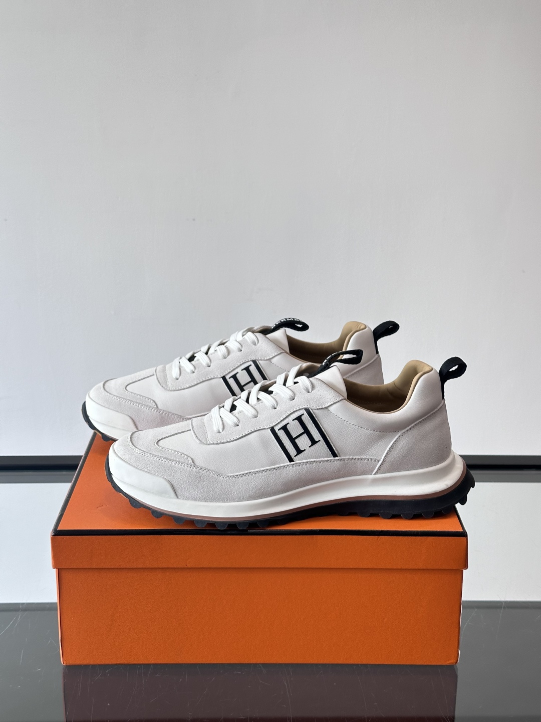爱马仕Hugo系列厚底运动鞋，拼色设计，麂皮+牛皮材质，质感细腻又耐用。侧面“H”标志超有辨识度，厚底橡