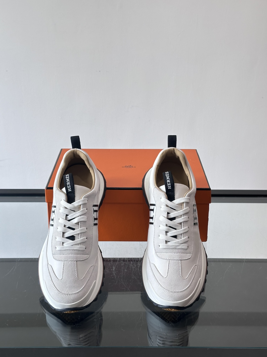 爱马仕Hugo系列厚底运动鞋，拼色设计，麂皮+牛皮材质，质感细腻又耐用。侧面“H”标志超有辨识度，厚底橡