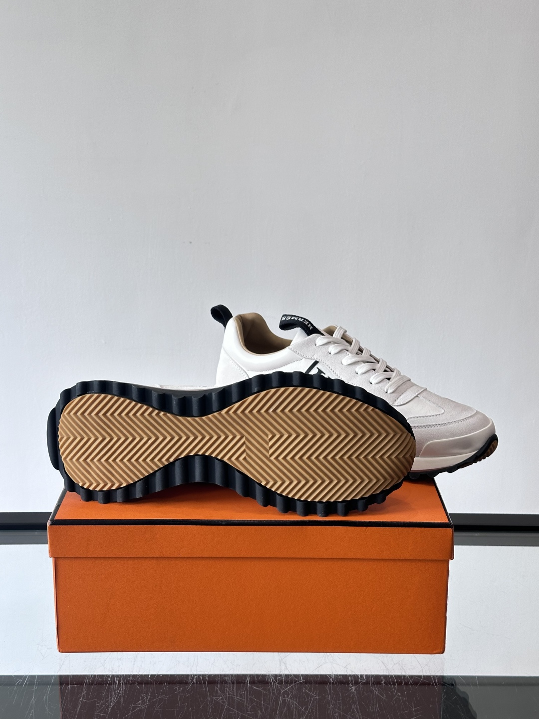 爱马仕Hugo系列厚底运动鞋，拼色设计，麂皮+牛皮材质，质感细腻又耐用。侧面“H”标志超有辨识度，厚底橡