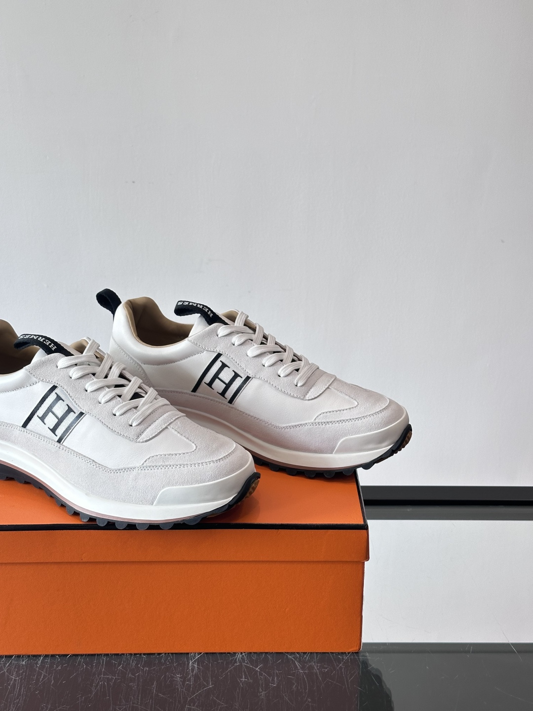 爱马仕Hugo系列厚底运动鞋，拼色设计，麂皮+牛皮材质，质感细腻又耐用。侧面“H”标志超有辨识度，厚底橡