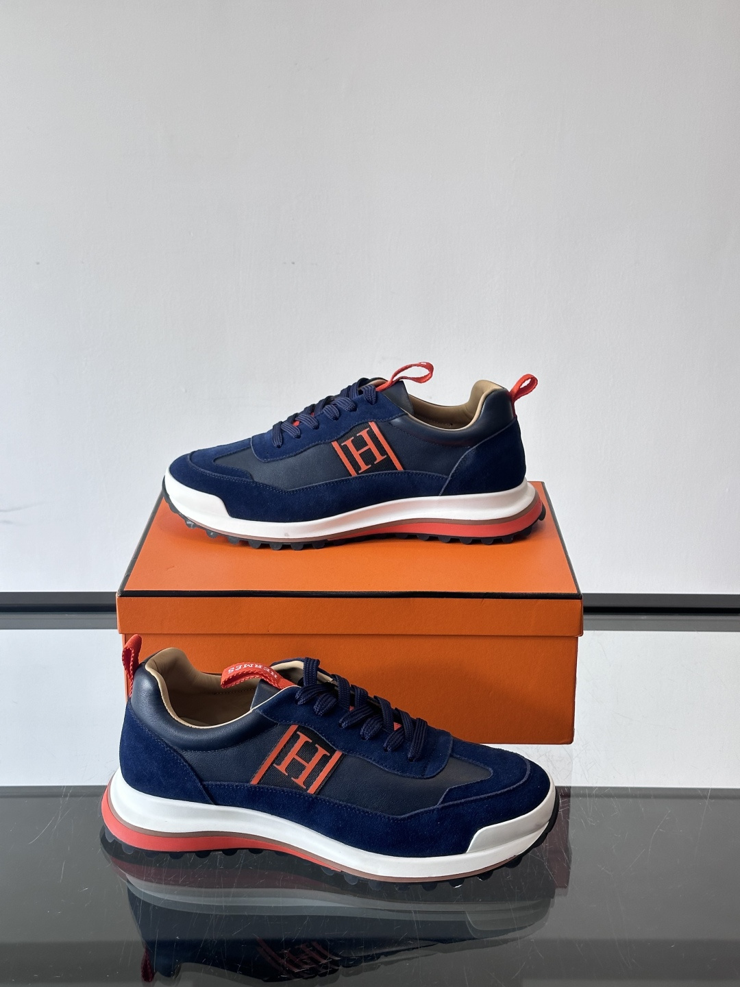 爱马仕Hugo系列厚底运动鞋，拼色设计，麂皮+牛皮材质，质感细腻又耐用。侧面“H”标志超有辨识度，厚底橡