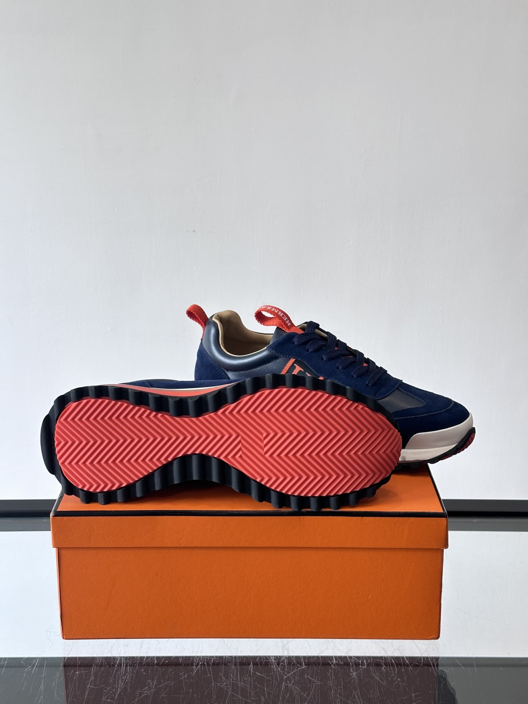 爱马仕Hugo系列厚底运动鞋，拼色设计，麂皮+牛皮材质，质感细腻又耐用。侧面“H”标志超有辨识度，厚底橡