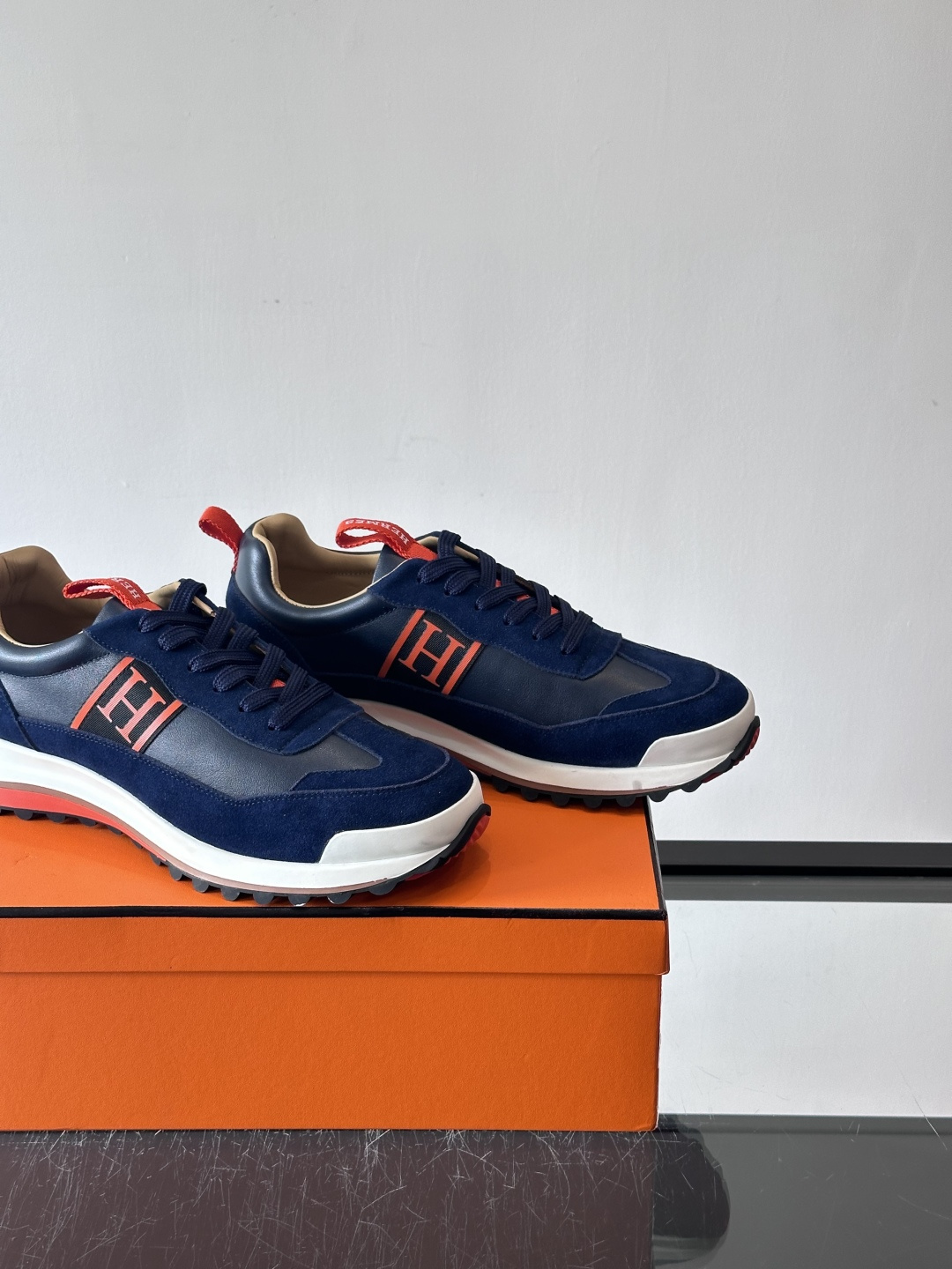爱马仕Hugo系列厚底运动鞋，拼色设计，麂皮+牛皮材质，质感细腻又耐用。侧面“H”标志超有辨识度，厚底橡