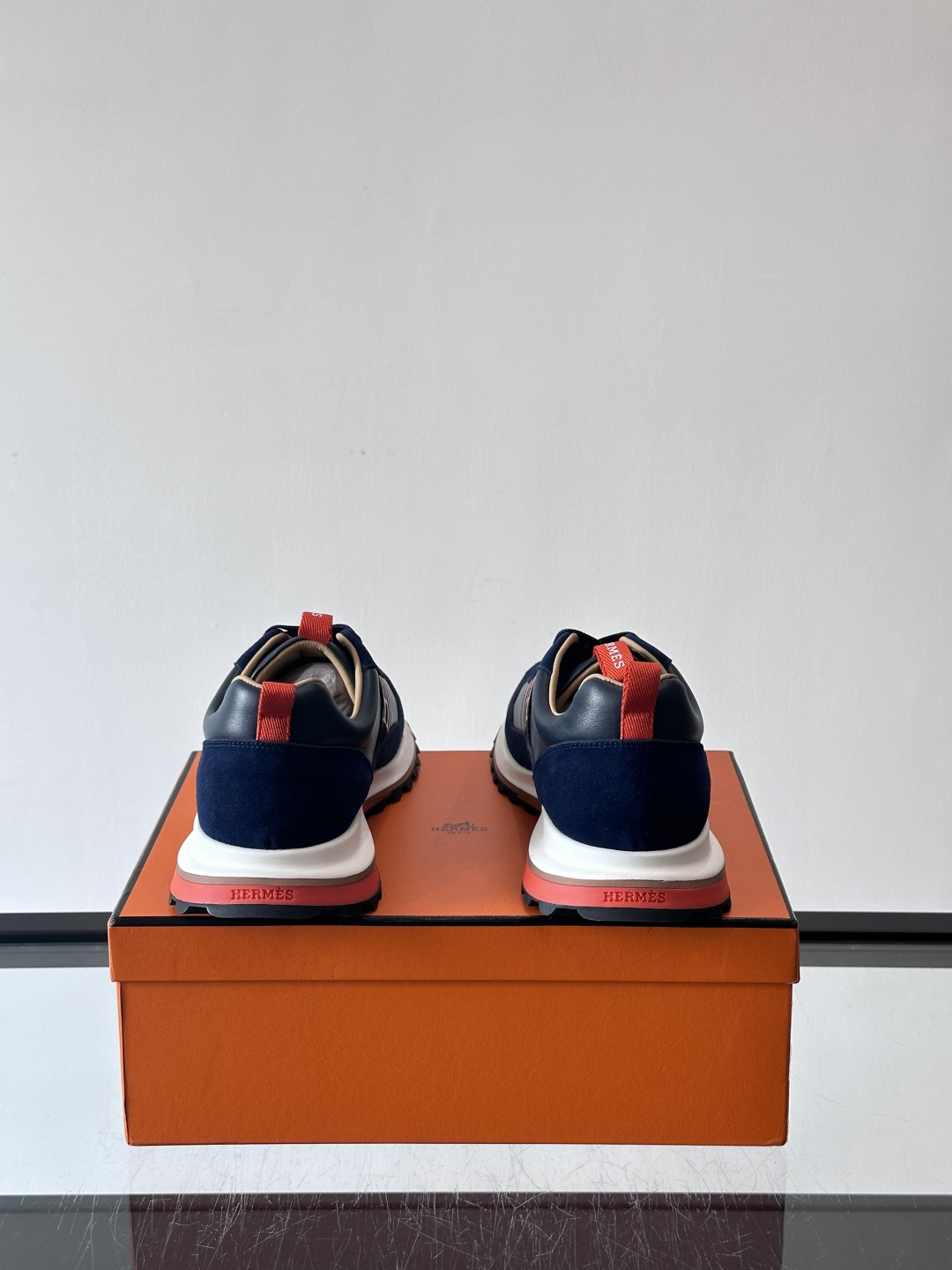 爱马仕Hugo系列厚底运动鞋，拼色设计，麂皮+牛皮材质，质感细腻又耐用。侧面“H”标志超有辨识度，厚底橡