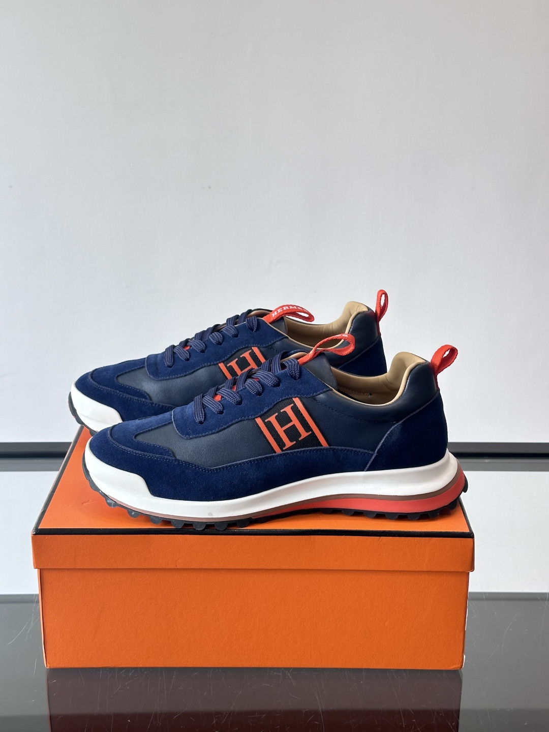 爱马仕Hugo系列厚底运动鞋，拼色设计，麂皮+牛皮材质，质感细腻又耐用。侧面“H”标志超有辨识度，厚底橡