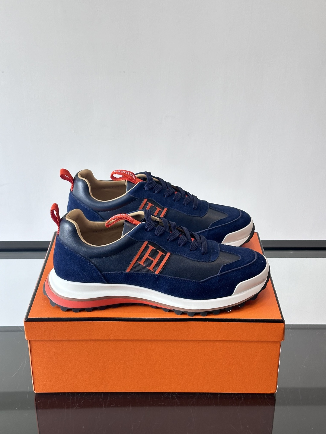爱马仕Hugo系列厚底运动鞋，拼色设计，麂皮+牛皮材质，质感细腻又耐用。侧面“H”标志超有辨识度，厚底橡