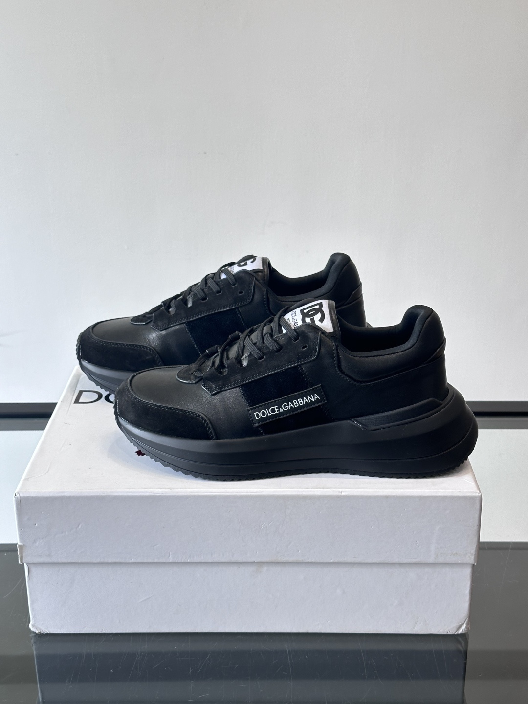 Dolce & Gabbana厚底运动鞋拼色设计简约大气，鞋面采用优质皮革+织物，透气又舒适。厚底设计显