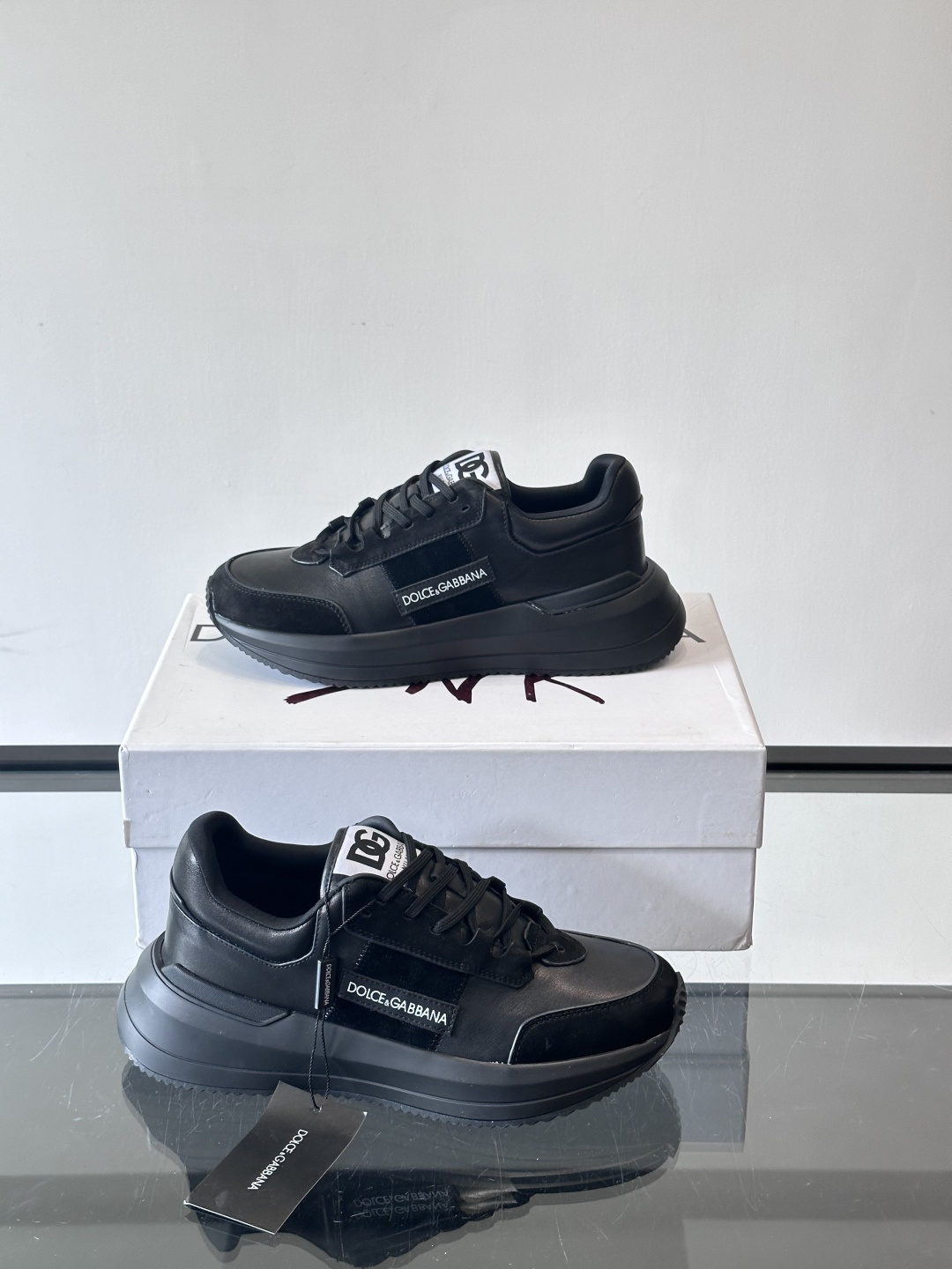 Dolce & Gabbana厚底运动鞋拼色设计简约大气，鞋面采用优质皮革+织物，透气又舒适。厚底设计显