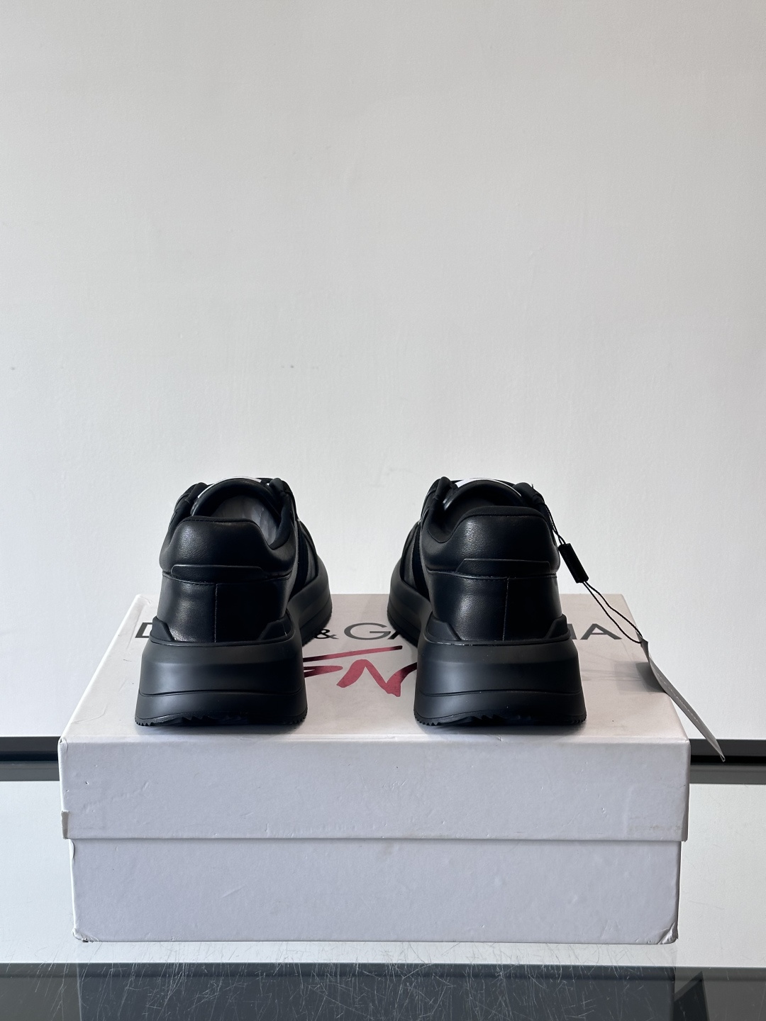 Dolce & Gabbana厚底运动鞋拼色设计简约大气，鞋面采用优质皮革+织物，透气又舒适。厚底设计显