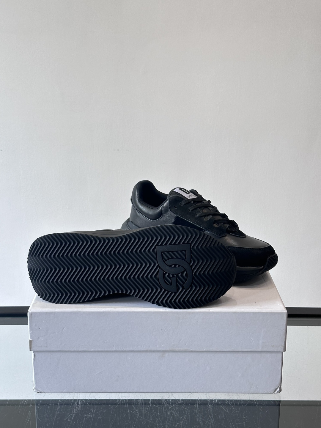 Dolce & Gabbana厚底运动鞋拼色设计简约大气，鞋面采用优质皮革+织物，透气又舒适。厚底设计显