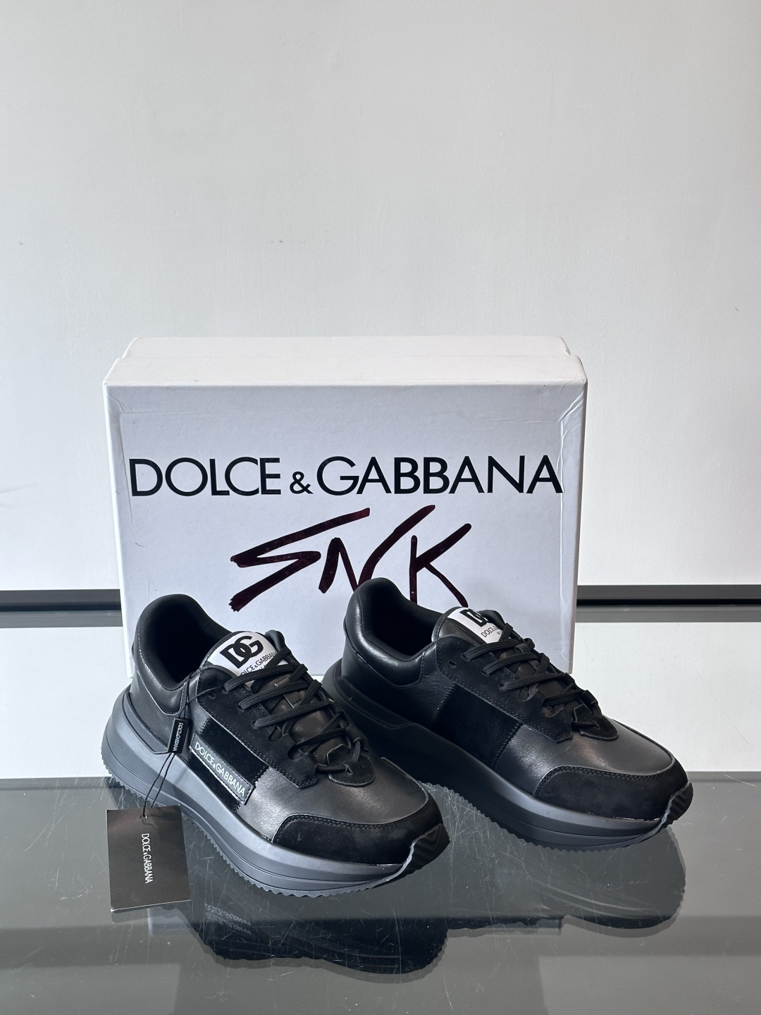 Dolce & Gabbana厚底运动鞋拼色设计简约大气，鞋面采用优质皮革+织物，透气又舒适。厚底设计显