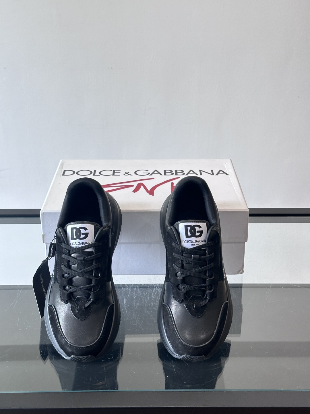 Dolce & Gabbana厚底运动鞋拼色设计简约大气，鞋面采用优质皮革+织物，透气又舒适。厚底设计显