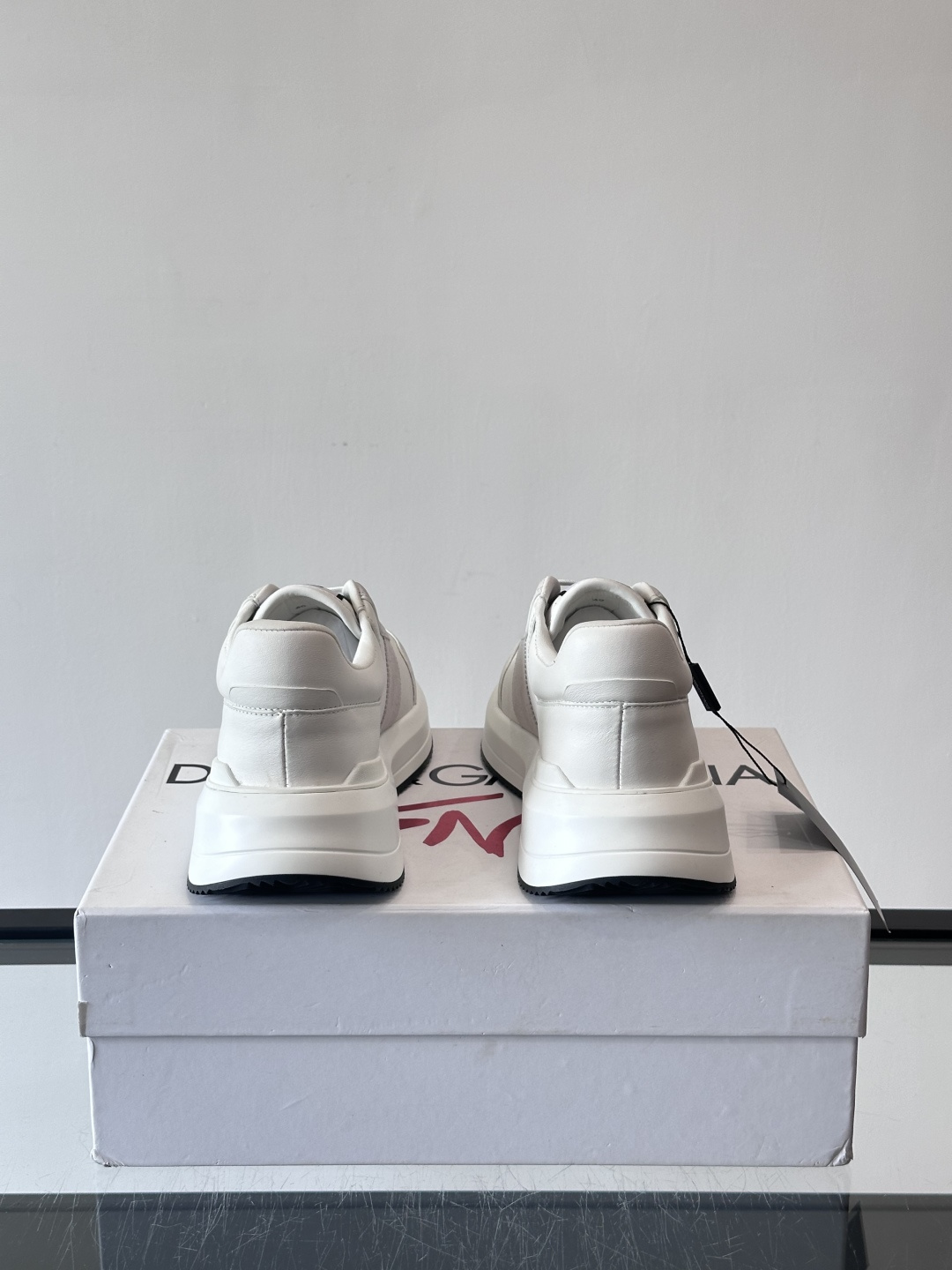 Dolce & Gabbana厚底运动鞋拼色设计简约大气，鞋面采用优质皮革+织物，透气又舒适。厚底设计显