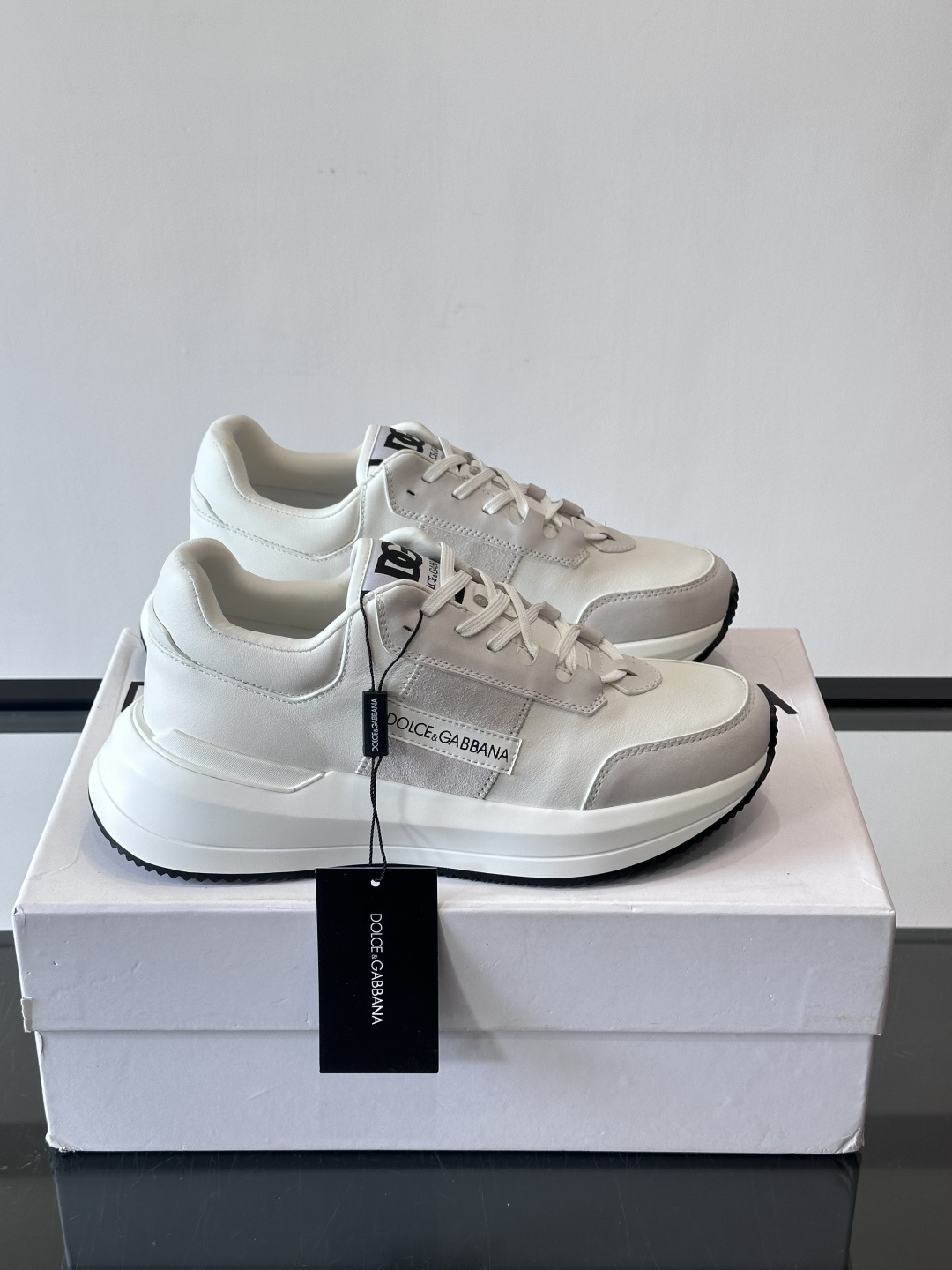 Dolce & Gabbana厚底运动鞋拼色设计简约大气，鞋面采用优质皮革+织物，透气又舒适。厚底设计显