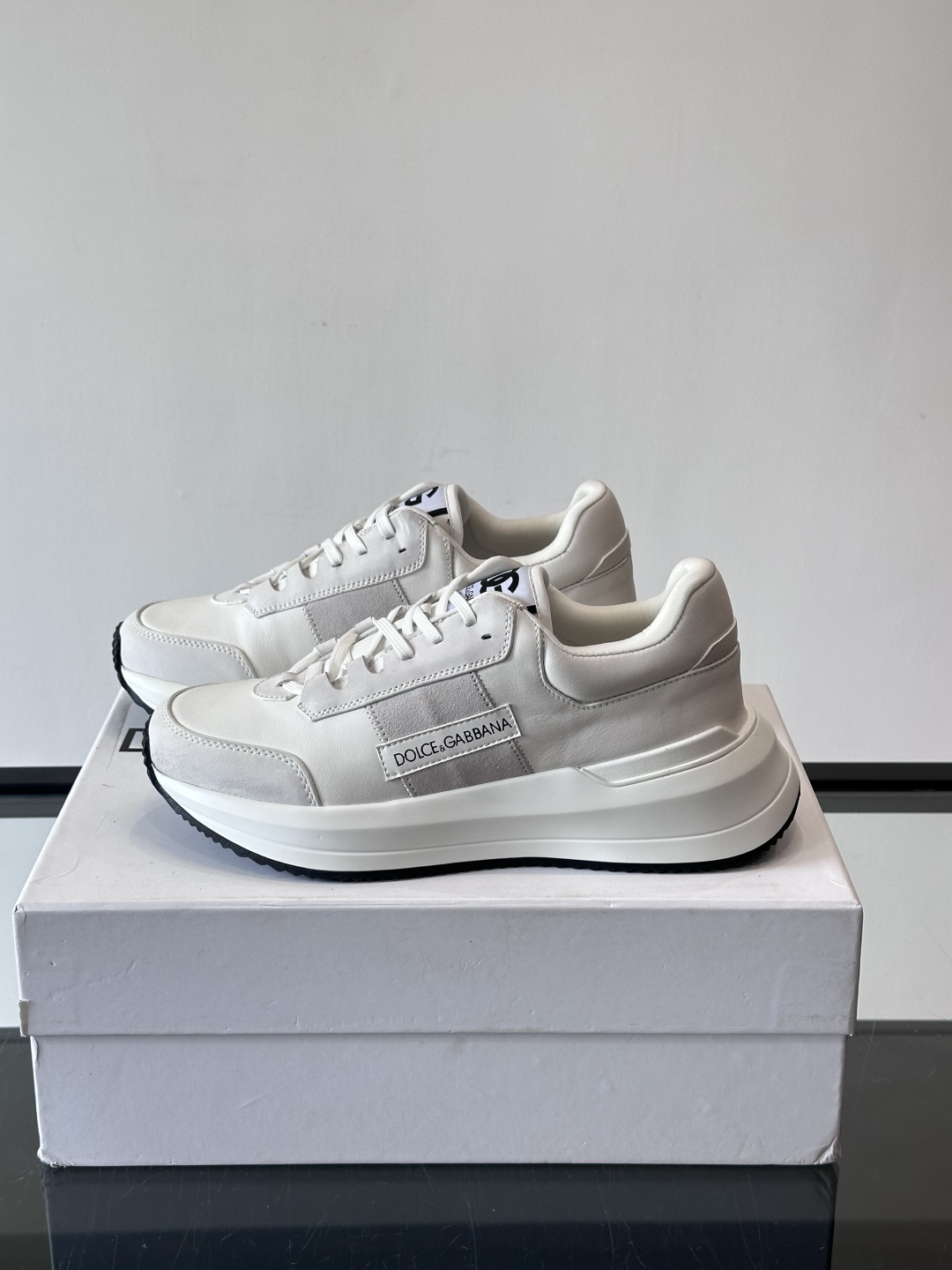 Dolce & Gabbana厚底运动鞋拼色设计简约大气，鞋面采用优质皮革+织物，透气又舒适。厚底设计显