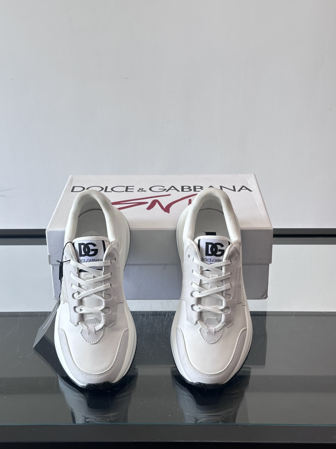 Dolce & Gabbana厚底运动鞋拼色设计简约大气，鞋面采用优质皮革+织物，透气又舒适。厚底设计显