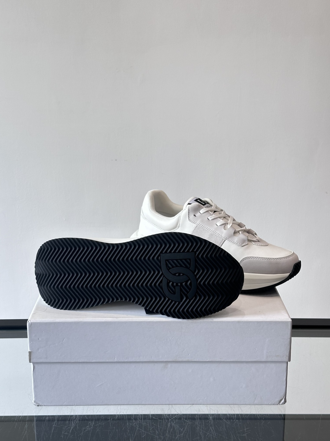 Dolce & Gabbana厚底运动鞋拼色设计简约大气，鞋面采用优质皮革+织物，透气又舒适。厚底设计显