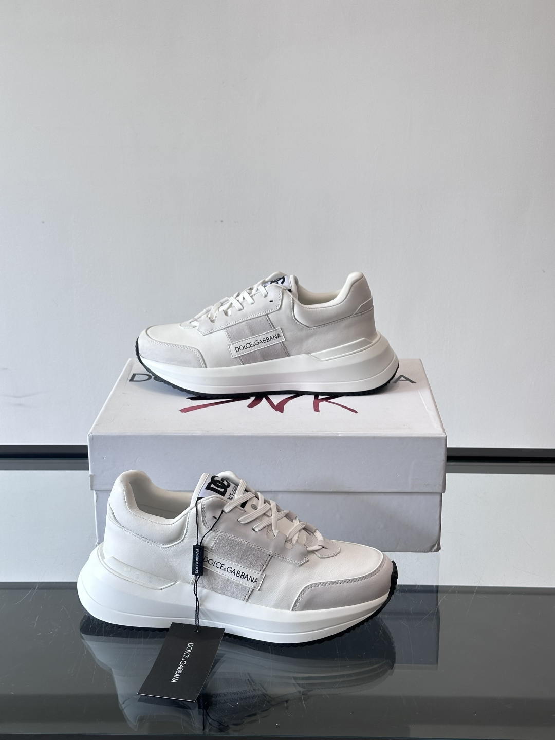 Dolce & Gabbana厚底运动鞋拼色设计简约大气，鞋面采用优质皮革+织物，透气又舒适。厚底设计显