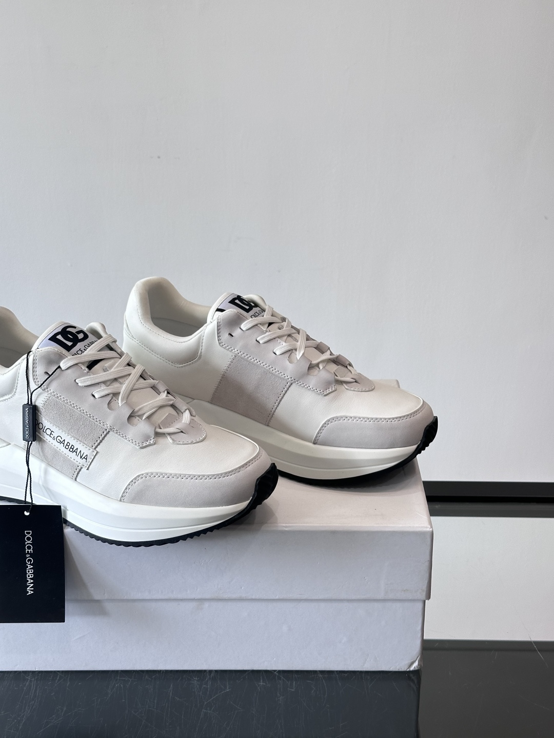 Dolce & Gabbana厚底运动鞋拼色设计简约大气，鞋面采用优质皮革+织物，透气又舒适。厚底设计显