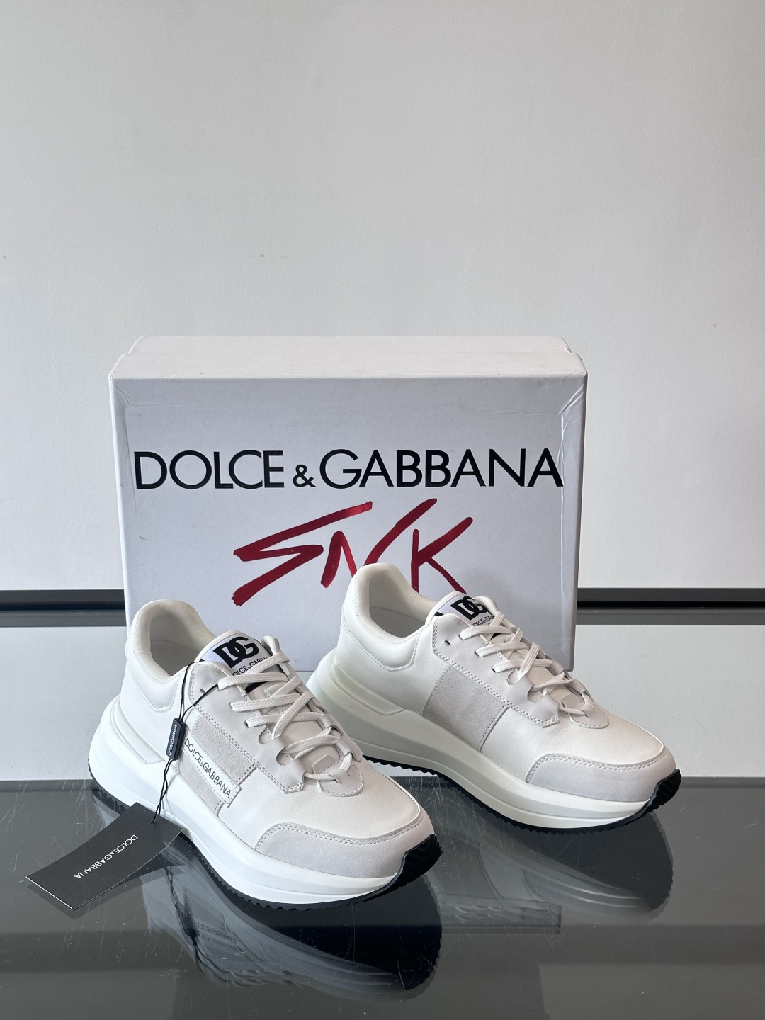 Dolce & Gabbana厚底运动鞋拼色设计简约大气，鞋面采用优质皮革+织物，透气又舒适。厚底设计显